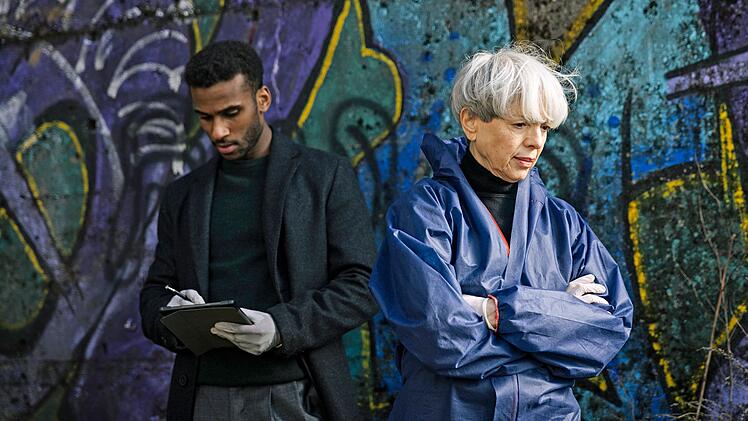 Gerichtsmedizinerin Edda Bingley (Helen Schneider) und Patrice Schipper (Tijan Njie) vom KDD machen sich ein Bild vom Tatort.