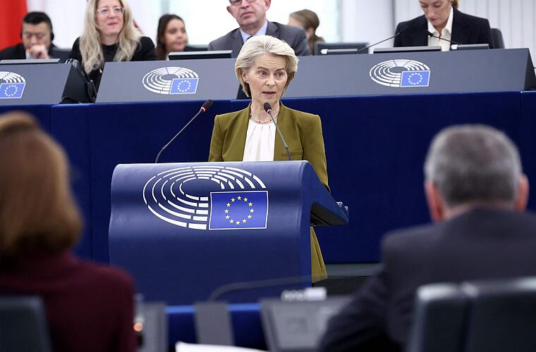 Deutsche Faxe - Von der Leyen sorgt für Lacher im Parlament
