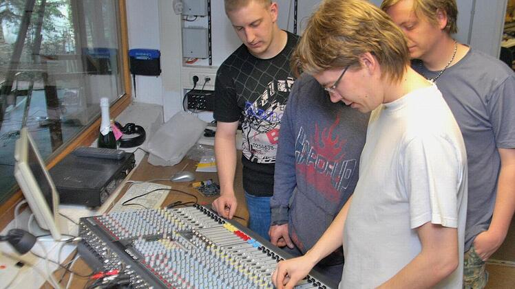 Auch mit der neuen Tonanlage, die 2011 in Betrieb genommen wurde, kennt sich Sebastian Eberhardt (links) aus.