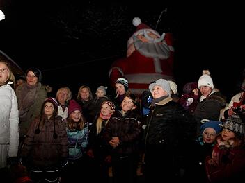 Die Kinder blicken freudig und gespannt hoch zum Nikolaus. Fotos: Franz Galster