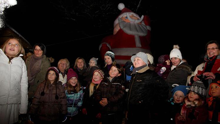 Die Kinder blicken freudig und gespannt hoch zum Nikolaus. Fotos: Franz Galster