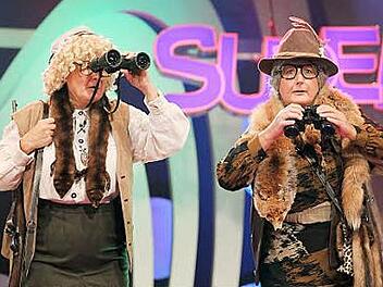 Die "Meedensdorfer Dorfratschen" Marie (Claudia Gunzelmann, links) und Rettl (Gerda Hofmann, rechts) haben es nicht aufs Treppchen geschafft. Fotos: BR/Foto Sessner
