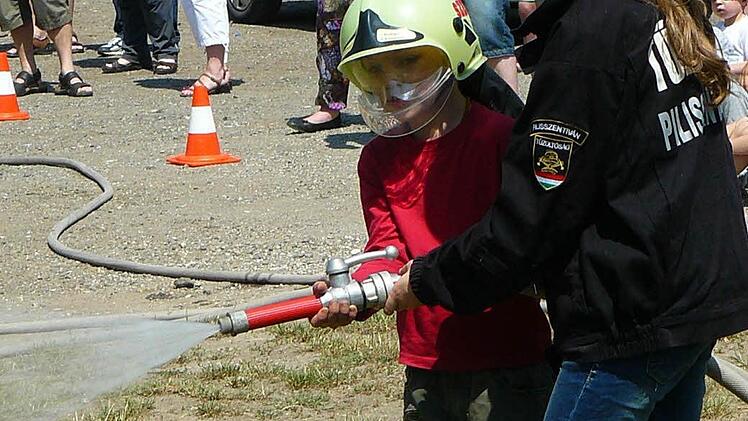 Löschvorführungen des Pilisszentivaner Feuerwehr-Nachwuchses am Sportgelände.