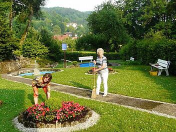 Margot Oschatz (r.) und Heidi Ruderich putzen die Muggendorfer Kneipp-Anlage heraus. Foto: Pöhlmann