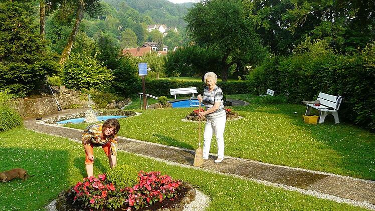 Margot Oschatz (r.) und Heidi Ruderich putzen die Muggendorfer Kneipp-Anlage heraus. Foto: Pöhlmann