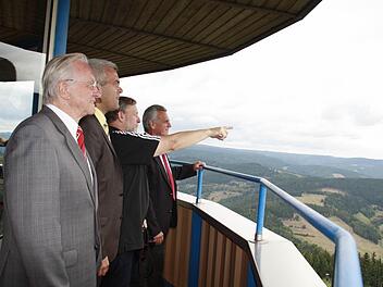 Zusammen mit Kreisheimatpfleger Siegfried Scheidig schauen Landrat Oswald Marr, Bürgermeister Timo Ehrhardt und Altlandrat Heinz Köhler tief ins Thüringer Land hinein.  Foto: Simone Büttner
