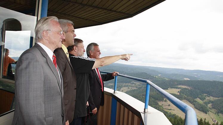 Zusammen mit Kreisheimatpfleger Siegfried Scheidig schauen Landrat Oswald Marr, Bürgermeister Timo Ehrhardt und Altlandrat Heinz Köhler tief ins Thüringer Land hinein.  Foto: Simone Büttner