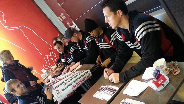 Am Mittwoch nahm sich das Team der Brose Baskets Bamberg um Kapit&auml;n Casey Jacobsen Zeit f&uuml;r seine Fans. (Foto: Schulz)
