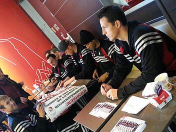 Am Mittwoch nahm sich das Team der Brose Baskets Bamberg um Kapitän Casey Jacobsen Zeit für seine Fans. (Foto: Schulz)