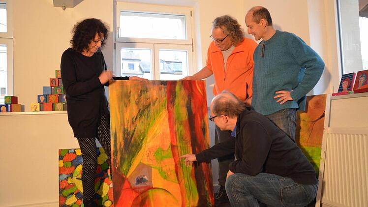 Beim Umzug werden auch gleich die Arbeiten begutachtet. Die Künstler richten sich im "Atelier Concordia" ein. Foto: A. Spörlein
