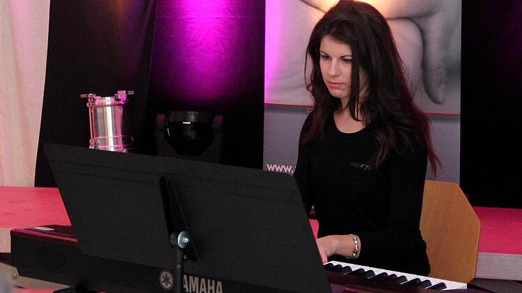 Theresa Brehm am E-Piano