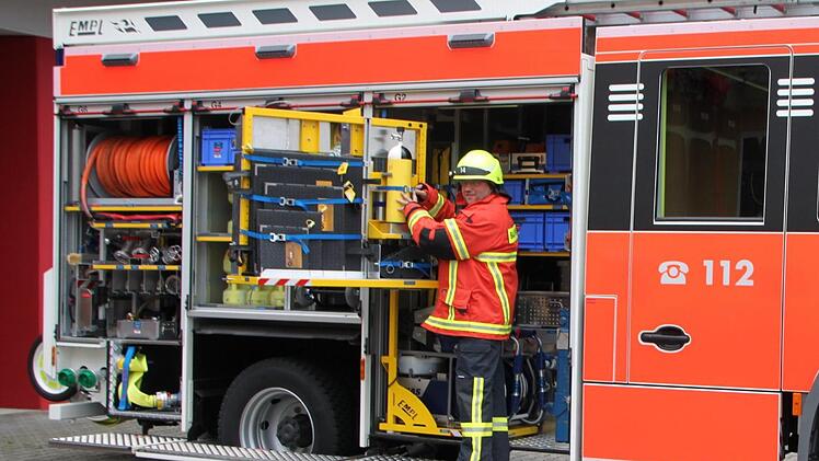 Holger Kucsera zeigt, was in dem neuen Fahrzeug steckt. Foto: Sebastian Vogt