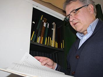 In einem feuerfesten Schrank bewahrt Pfarrer Gerd Kirchner aus Bad Brückenau das Austrittsregister auf. Für das Jahr 2014 muss er viele Streichungen vornehmen. Foto: Ulrikle Müller