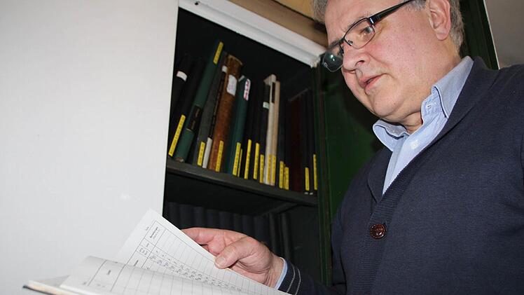 In einem feuerfesten Schrank bewahrt Pfarrer Gerd Kirchner aus Bad Brückenau das Austrittsregister auf. Für das Jahr 2014 muss er viele Streichungen vornehmen. Foto: Ulrikle Müller