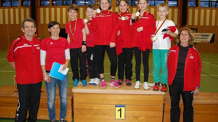Kreissieger in der Altersklasse U 12 (von links): Trainer Kurt Herbicht und Sancha Nossel, Marc Leuthäußer, Max Hübner, Lilli Gierlich, Klara Klostermann; Jule Tischler, Marius Wendler und Trainerin Marion Fischer Foto: Andreas Welz