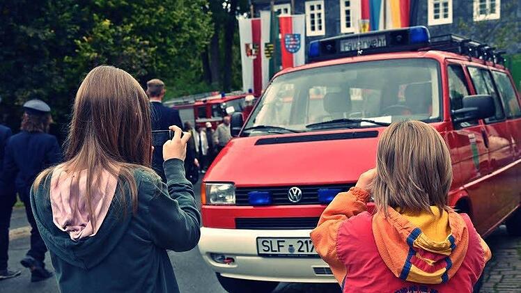 So viele alte Feuerwehrautos sieht man nicht alle Tage: Die Mädels zückten die Handys, um die alten Fahrzeuge zu fotografieren. Foto: Gabi Arnold