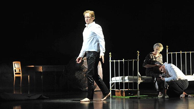 Bodo Busse inszenierte Franz Schuberts "Winterreise" am Landestheater Coburg. Als Solist beeindruckt der junge Tenor David Zimmer.Foto: Andrea Kremper