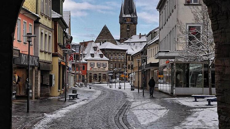 Blick auf die katholische Stadtpfarrkirche durch das untere Tor.  Foto: Harald Koch