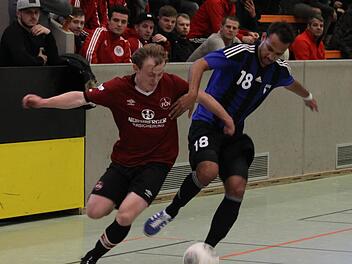Dennis Weiler (re.) und die SpVgg Jahn Forchheim lieferten sich im Finale gegen den 1. FC Nürnberg II ein spannendes Duell mit dem besseren Ausgang für den Regionalligisten.  Foto: Uwe Kellner