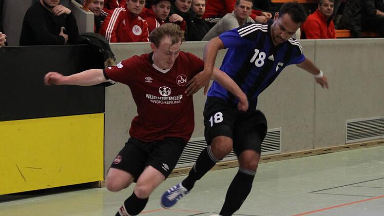 Dennis Weiler (re.) und die SpVgg Jahn Forchheim lieferten sich im Finale gegen den 1. FC Nürnberg II ein spannendes Duell mit dem besseren Ausgang für den Regionalligisten.  Foto: Uwe Kellner