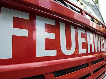 Am Freitagnachmittag fing bei der Autobahnausfahrt der A71 bei Burglauer (Lkr. Bad Kissingen) ein Auto Feuer. Symbolbild: pixabay