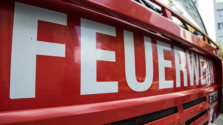 Am Freitagnachmittag fing bei der Autobahnausfahrt der A71 bei Burglauer (Lkr. Bad Kissingen) ein Auto Feuer. Symbolbild: pixabay