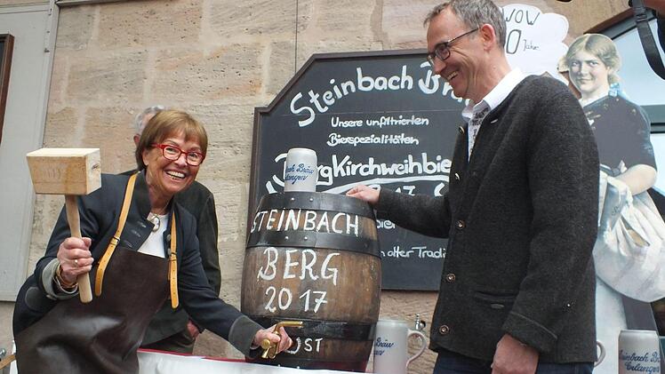 Sigrid Gewalt stach das erst Fass Steinbach-Berkirchweihbier 2017 dn, untertstützt von ihrem Sohn, Brauereichef Christoph Gewalt.