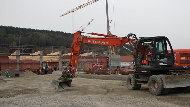 Auf der Baustelle für den neuen Markt in der Kissinger Straße geht es vor.an. Foto: Ulrike Müller