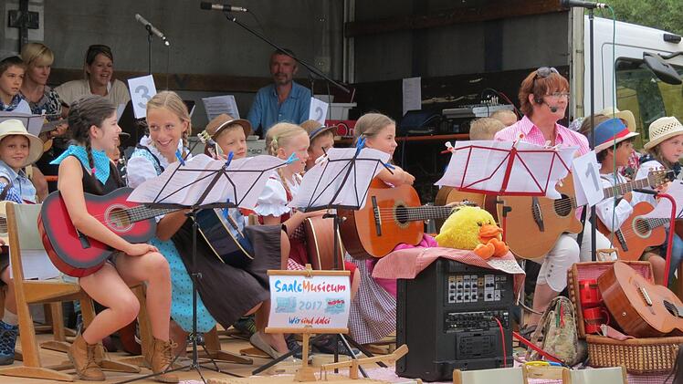 Gitarren- und Flötenschüler von Christiane Werner in Aktion.  Fotos: Doris Bauer