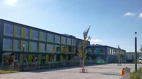 Der Verein Hilfe für das behinderte Kind ist unter anderem Träger der "Schule am Hofgarten", die im vergangenen Jahr von der Leopoldstraße (Diakonisch-Soziales Zentrum; DSZ) in einen Neubau auf der Bertelsdorfer Höhe gezogen ist. Jochen Berger