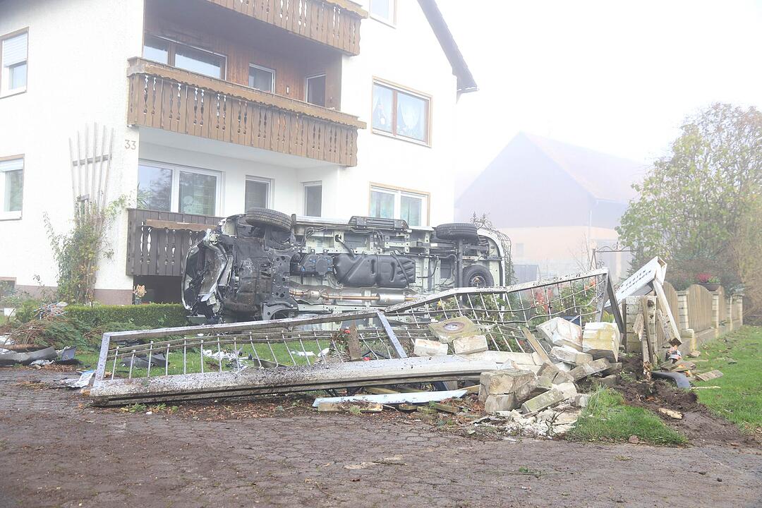 Landkreis Forchheim: Transporter landet in Garten