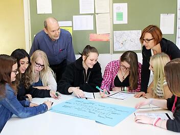 Gruppenarbeit in der 10c der Berufsfachschule für Sozialpflege am BBZ: Mit Claus Berger (hinten links) und Kristin Theobald (hinten rechts) stehen den Schülerinnen und Schülern zwei Lehrer zur Verfügung. Mit dem Profil Inklusion gibt es jetzt noch 14 Stunden mehr.  Foto: Thomas Malz