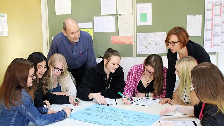 Gruppenarbeit in der 10c der Berufsfachschule für Sozialpflege am BBZ: Mit Claus Berger (hinten links) und Kristin Theobald (hinten rechts) stehen den Schülerinnen und Schülern zwei Lehrer zur Verfügung. Mit dem Profil Inklusion gibt es jetzt noch 14 Stunden mehr.  Foto: Thomas Malz