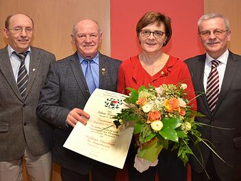 15 Jahre lang war Sabine Krampert Vorsitzende des Gesangvereins Oberthulba. "Der Verein war mein 4. Kind" und so fiel der Abschied schwer, Sabine Krampert wird aber als Beisitzerin weiterhin aktiv sein. Auf unserem Foto(von links)  Siegfried Gottwald (Vorsitzender Sängergruppe Bad Kissingen), Paul Kolb (Vorsitzender Sängerkreis Schweinfurt), der an die Ex-Vorsitzende den Goldenen Ehrenkranz des Sängerkreises überreichte und Oberthulbas Bürgermeister Gotthard Schlereth, der Frau Krampert ebenf...