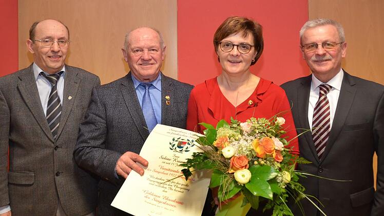 15 Jahre lang war Sabine Krampert Vorsitzende des Gesangvereins Oberthulba. "Der Verein war mein 4. Kind" und so fiel der Abschied schwer, Sabine Krampert wird aber als Beisitzerin weiterhin aktiv sein. Auf unserem Foto(von links)  Siegfried Gottwald (Vorsitzender Sängergruppe Bad Kissingen), Paul Kolb (Vorsitzender Sängerkreis Schweinfurt), der an die Ex-Vorsitzende den Goldenen Ehrenkranz des Sängerkreises überreichte und Oberthulbas Bürgermeister Gotthard Schlereth, der Frau Krampert ebenf...