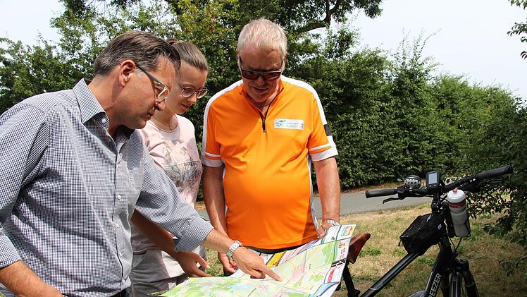 Mission Radweg:  Gert de Groot (r.) beugt sich mit Bürgermeister Karsten Fischkal und Verwaltungspraktikantin Jasmin Trescher über die Karte. Foto: Christian Bauriedel
