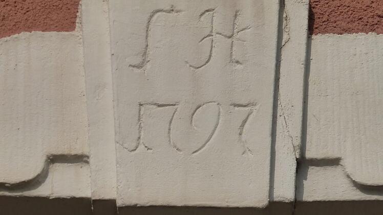Über der Tür steht LH 1797. Die Buchstaben gehören zu Lorenz Hagen, der das Gebäude 1786 erwarb. Foto: Erich Olbrich