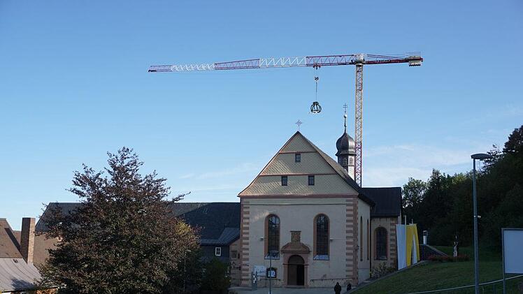 Über der Kirche am Kreuzberg schwebt die Krone des Richtfestes. Foto:  Marion Eckert