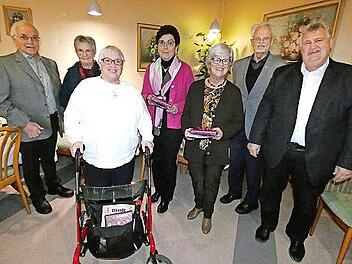 Ehrungen beim Gesangverein Himmelkron: im Bild (von links) Vorsitzender Hans Matussek, Carola Schmidt, Rosemarie H&uuml;bner, Heidi Weig, Anneliese Kretzer, Klaus Hoffmann und B&uuml;rgermeister Gerhard Schneider.