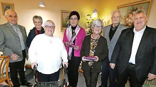 Ehrungen beim Gesangverein Himmelkron: im Bild (von links) Vorsitzender Hans Matussek, Carola Schmidt, Rosemarie Hübner, Heidi Weig, Anneliese Kretzer, Klaus Hoffmann und Bürgermeister Gerhard Schneider.