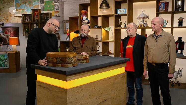 Was f&uuml;r Horst Lichter wie eine gew&ouml;hnliche Deko-Dose aussah, entpuppte sich als historische Braut-Schachtel f&uuml;rs Heimatmuseum.