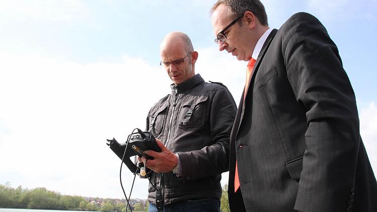 Vor Ort wird der PH-Wert des Wassers ermittelt. Heiko Stedler erklärt dem Landrat das Gerät.
