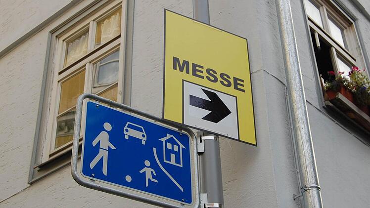 Real: Wegweiser zur "Messe" Fotos: Oliver Schmidt