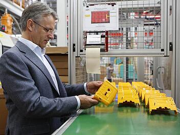Firmenchef Paul Heinz Bruder betrachtet in Fürth produzierte Teile für einen Mercedes-Spielzeug-Lkw. Die Bruder-Spielfahrzeuge im Maßstab 1:16 begeistern vor allem Buben im Alter zwischen drei und acht Jahren. Foto: Matthias Hoch