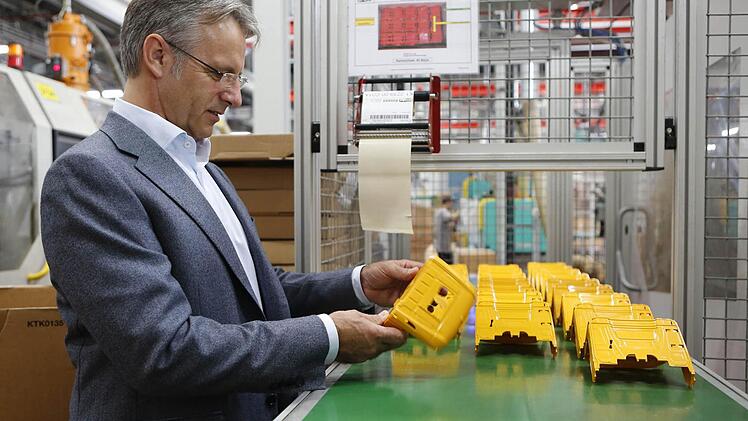 Firmenchef Paul Heinz Bruder betrachtet in Fürth produzierte Teile für einen Mercedes-Spielzeug-Lkw. Die Bruder-Spielfahrzeuge im Maßstab 1:16 begeistern vor allem Buben im Alter zwischen drei und acht Jahren. Foto: Matthias Hoch