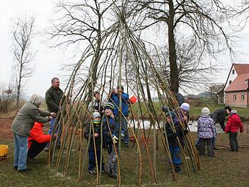 Bis zum Sommer sollen die Weiden des neuen Tipis austreiben. Die Kinder hatten jetzt schon ihre Freude daran. Foto: Evi Seeger
