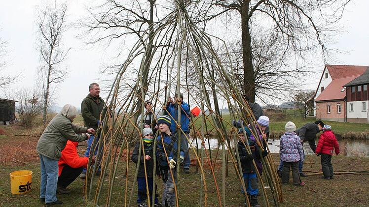 Bis zum Sommer sollen die Weiden des neuen Tipis austreiben. Die Kinder hatten jetzt schon ihre Freude daran. Foto: Evi Seeger