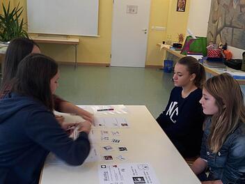 Schüler üben ein Schlichtungsgespräch. Foto: Melanie Dotzer