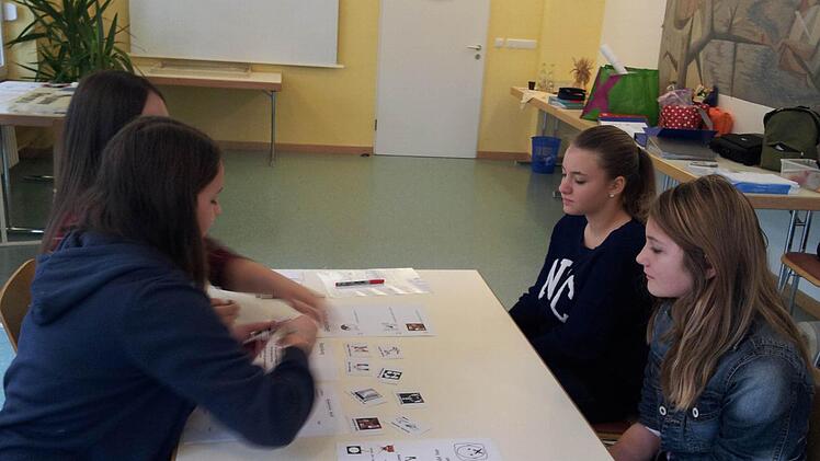 Schüler üben ein Schlichtungsgespräch. Foto: Melanie Dotzer