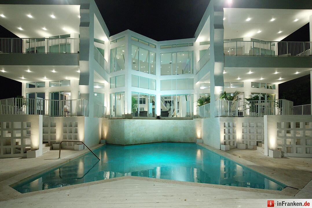 Die Bachelor-Villa - Hier finden die Nächte der Rosen statt und hier will der Bachelor seine Traumfrau finden. Alle Infos zu 'Der Bachelor' im Special bei RTL.de: http://www.rtl.de/cms/sendungen/der-bachelor.html